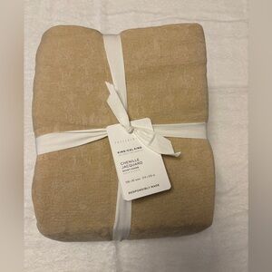 Pottery Barn - Chenille Jacquard King/Cal King Duvet. NEW.  Tan Color. 108x92